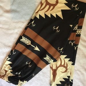 Deer head and arrow black leggings